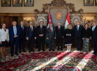 الملك يلتقي بأعضاء في البرلمان الهنغاري في بودابست