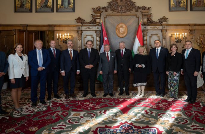الملك يلتقي بأعضاء في البرلمان الهنغاري في بودابست