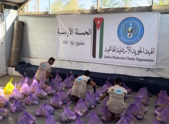 الهيئة الخيرية الهاشمية توزع 100 طرد غذائي استجابة لمناشدة مخيم الهلال في رفح