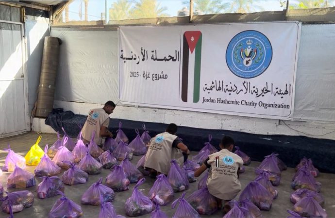 الهيئة الخيرية الهاشمية توزع 100 طرد غذائي استجابة لمناشدة مخيم الهلال في رفح
