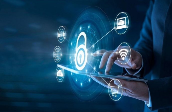 تحذير من صفحات احتيالية وهمية تحمل أسماء لشخصيات عامّة وتدّعي التداول المالي