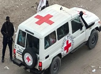 تسليم أولى دفعات المحتجزين الإسرائيليين إلى الصليب الأحمر في مدينة غزة