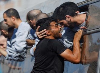 حافلة أسرى فلسطينيين مفرج عنهم تصل إلى خان يونس