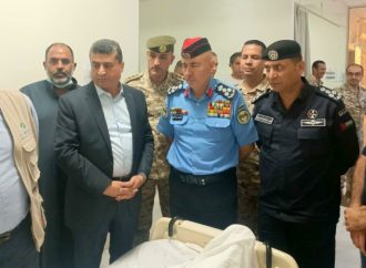 رئيس مجلس المفوضين ومحافظ العقبة يعودان مصابي حادثة تسرب الغاز