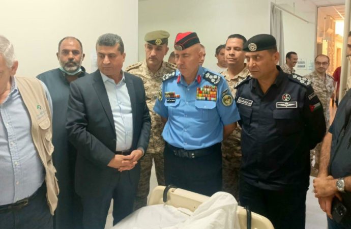 رئيس مجلس المفوضين ومحافظ العقبة يعودان مصابي حادثة تسرب الغاز