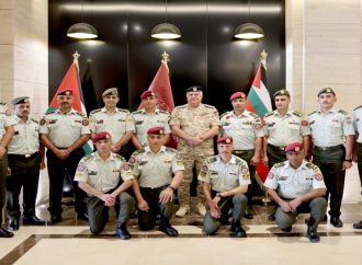 رئيس هيئة الأركان المشتركة يكرم عددا من منتسبي القوات المسلحة الأردنية