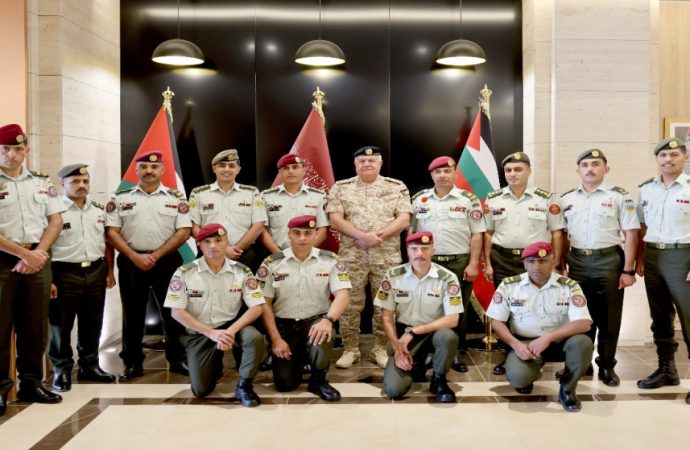 رئيس هيئة الأركان المشتركة يكرم عددا من منتسبي القوات المسلحة الأردنية