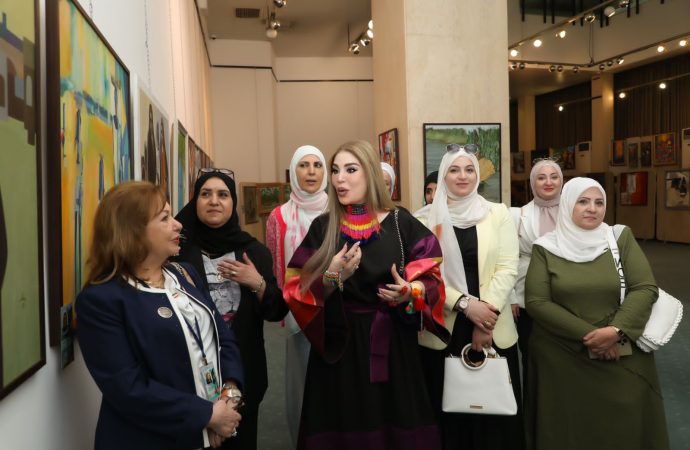 بالصور : تكريم الأديبة الدكتورة سارة طالب السهيل في ختام المعرض العاشر لموقع “تشكيلات عراقيات”