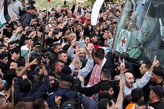 فيديو :  تسلم جميع الأسرى الإسرائيليين الأحياء