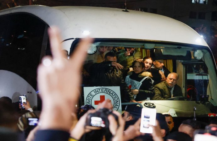 مصر تستضيف الاثنين وفدين من حركة حماس وإسرائيل لبحث عملية تبادل الأسرى