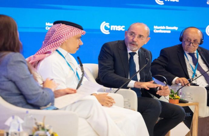 وزير الخارجية يؤكد ضرورة تكاتف الجهود لوقف العدوان على غزة وإنهاء المجاعة
