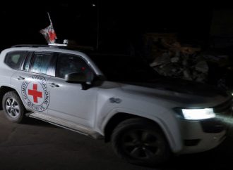 وسائل إعلام إسرائيلية: الصليب الأحمر وصل إلى نقطة تسليم جثتي المحتجزين في غزة