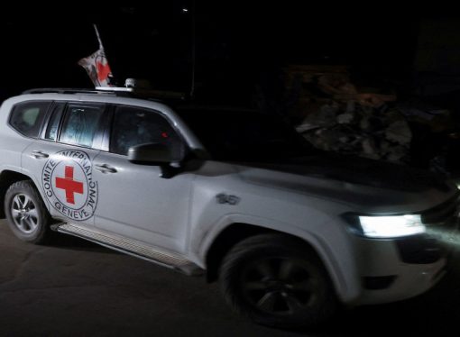 وسائل إعلام إسرائيلية: الصليب الأحمر وصل إلى نقطة تسليم جثتي المحتجزين في غزة
