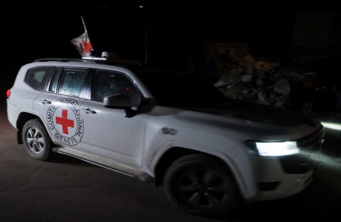 وسائل إعلام إسرائيلية: الصليب الأحمر وصل إلى نقطة تسليم جثتي المحتجزين في غزة