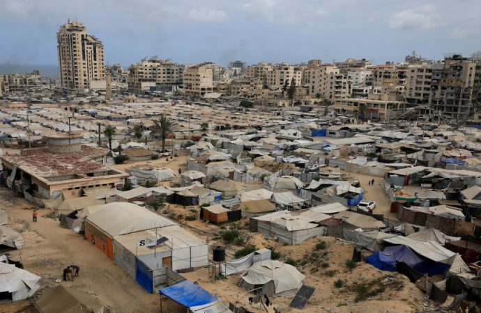 وسطاء يكثفون الجهود الدبلوماسية لإبعاد شبح الانهيار عن اتفاق غزة