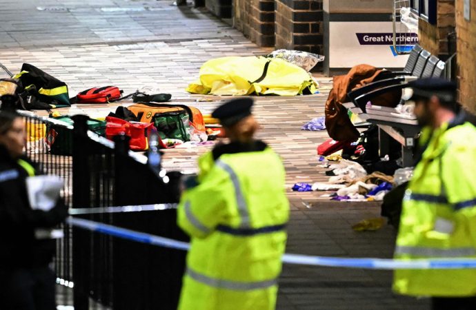 10 جرحى على الأقل في حادث طعن على متن قطار في بريطانيا
