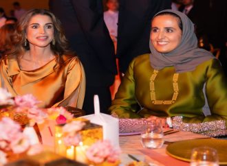 الملكة رانيا تشارك في عشاء خيري أقيم بمتحف الفن الإسلامي في الدوحة