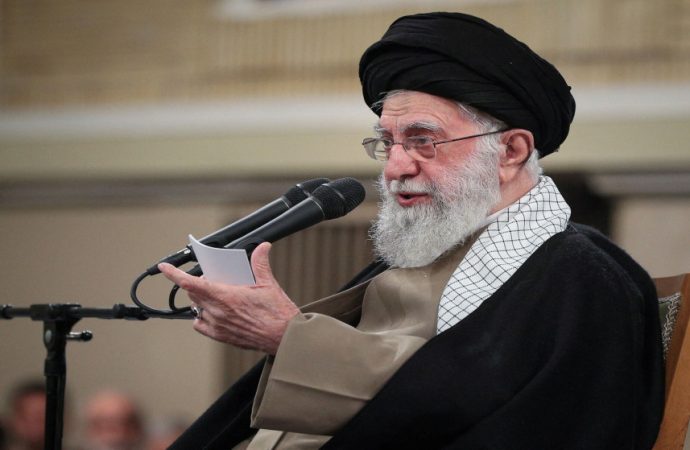 خامنئي يقول إن إدارة ترامب “غير جديرة” بالتعاون مع إيران