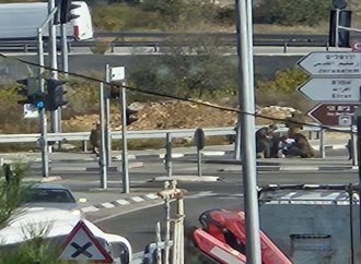 مقتل مستوطن وإصابة آخرين بعملية دهس وإطلاق نار في “غوش عتصيون”