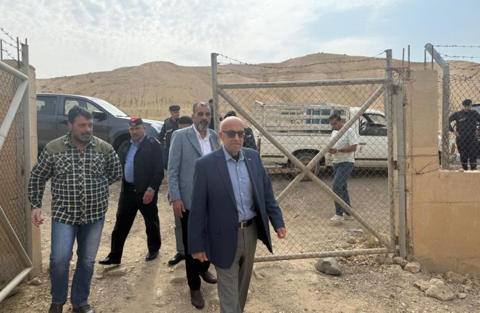 بالصور : وزير المياه والري خلال جولة في الكرك والطفيلة:يوعز بزيادة صهاريج المياه وسرعة انجاز محطة المعالجة في البربيطة