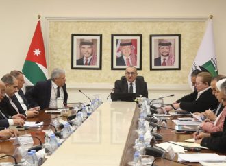 الحكومة تبحث خطط تطوير جسر الملك حسين وتعزيز كفاءة المراكز الحدودية