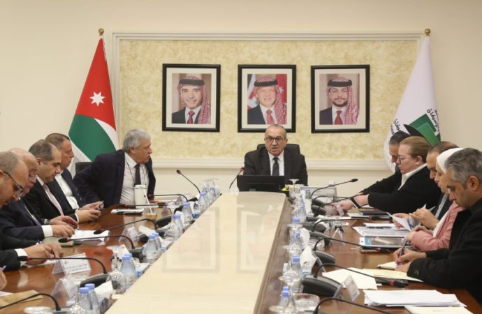 الحكومة تبحث خطط تطوير جسر الملك حسين وتعزيز كفاءة المراكز الحدودية