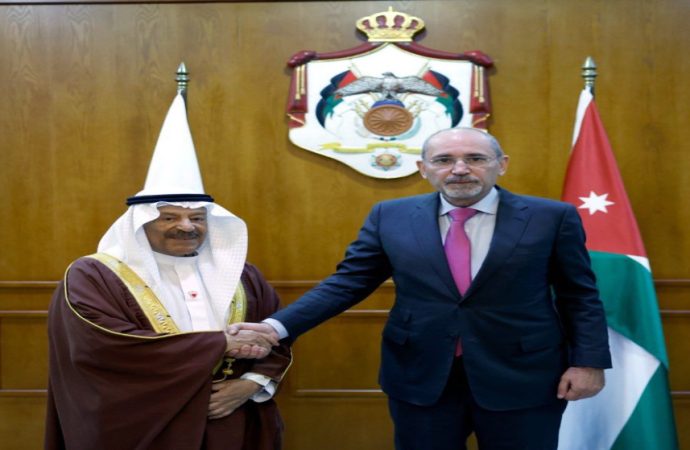 وزير الخارجية ورئيس مجلس الشورى البحريني يبحثان سبل تعزيز العلاقات الثنائية
