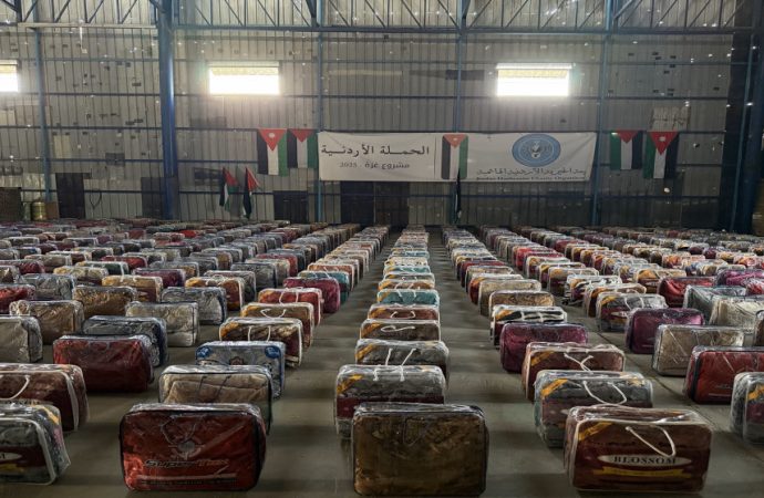 توزيع أغطية شتوية على أسر متضررة ونازحة في قطاع غزة
