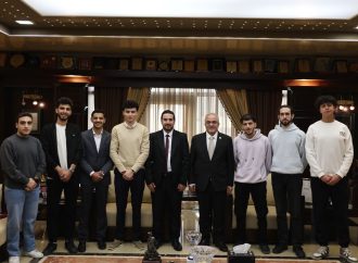 كرّم رئيس جامعة عمّان الأهلية، الأستاذ الدكتور ساري حمدان، فريق الجامعة الفائز بالمركز الثاني على مستوى الجامعات الأردنية، والمركز الأول في فئة الويب المتقدّم في مسابقة IEEE Jordan Cybersecurity 2025 للأمن السيبراني.