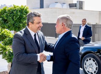 جلالة الملك يقدم واجب العزاء للسفير منار الدباس بوفاة والدته .