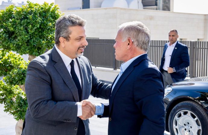 جلالة الملك يقدم واجب العزاء للسفير منار الدباس بوفاة والدته .