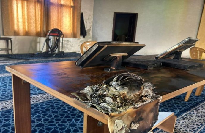 الأردن يدين إحراق المستوطنين لمسجد في الضفة الغربية