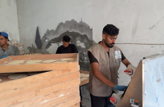الحملة الأردنية توزع مساعدات مقابل الخط الأصفر في مخيم جباليا شمالي غزة