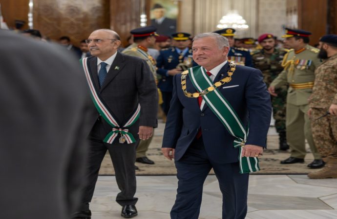 الرئيس الباكستاني يمنح الملك أعلى وسام مدني باكستاني