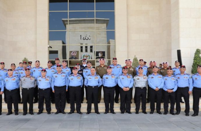 اللواء المعايطة يقلّد عددًا من ضباط الأمن العام رتبهم الجديدة