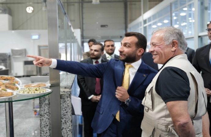 الملك يزور منشآت صناعية في القسطل توفر أكثر من 1650 فرصة عمل – صور