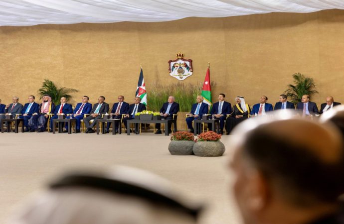 الملك يلتقي وجهاء وممثلين عن الكرك ويؤكد أهمية مواصلة الحكومة تنفيذ مشاريعها