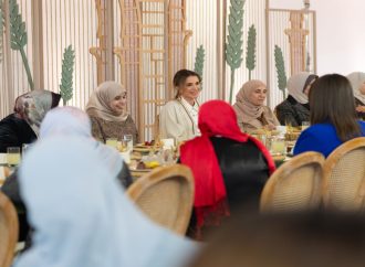 الملكة تلتقي بسيدات من المفرق وتشاركهن الغداء في أم الجمال