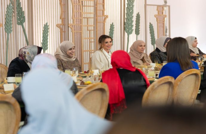 الملكة تلتقي بسيدات من المفرق وتشاركهن الغداء في أم الجمال