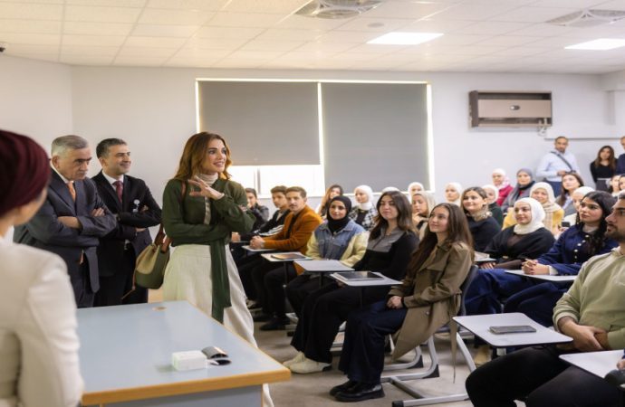 الملكة رانيا تزور الجامعة الأردنية