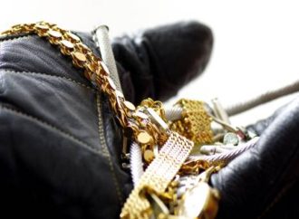 ضبط فتاتين سرقتا 100 ألف دينار ومصوغات ذهبية من منزل في عين الباشا