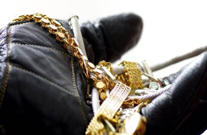 ضبط فتاتين سرقتا 100 ألف دينار ومصوغات ذهبية من منزل في عين الباشا