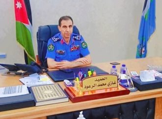 مدير شرطة الكرك يترجل من مركبته لمساعدة مسن وحمل متاعه