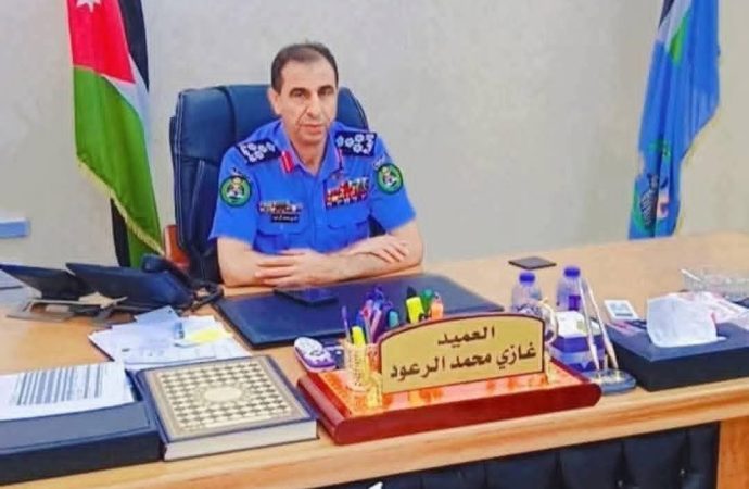 مدير شرطة الكرك يترجل من مركبته لمساعدة مسن وحمل متاعه