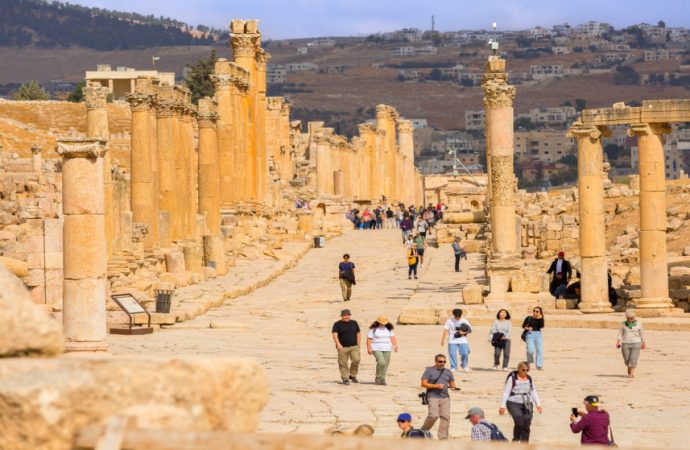 مدير عام الآثار يتفقد المركز الإقليمي للصيانة والترميم وموقع جرش الأثري