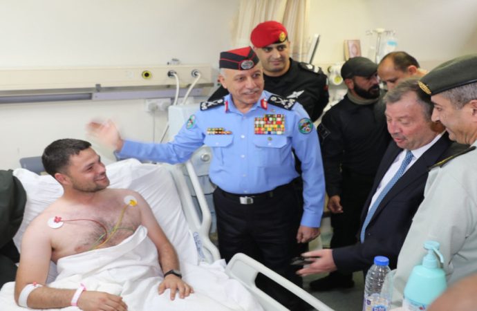 مديرا المخابرات العامة والأمن العام يطمئنان على مصابي المداهمة الأمنية في الرمثا