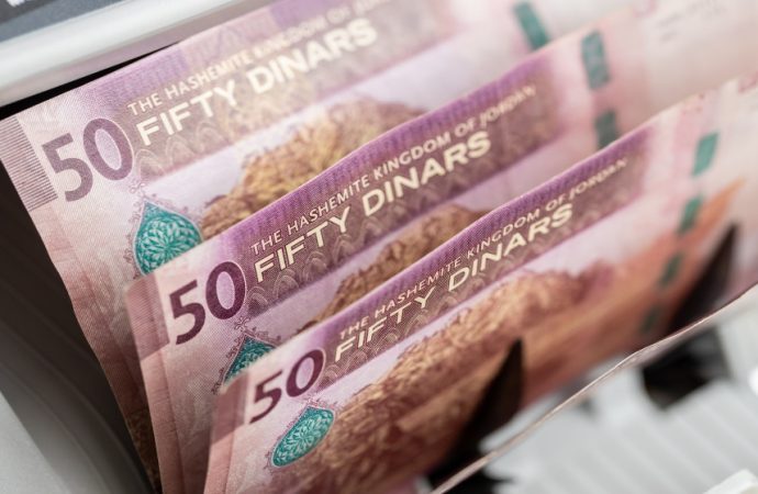 وزارة المالية: الحكومة ستسدد 7.3 مليارات دينار في العام المقبل