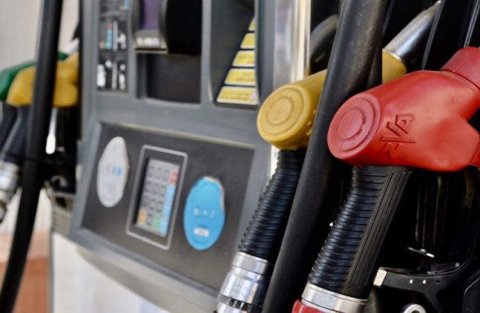 الحكومة تقرر تخفيض أسعار الكاز والبنزين بشقيه والسولار لشهر كانون الثاني المقبل