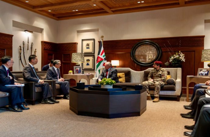 الملك يستقبل وزير الخارجية الصيني ويبحث سبل توطيد الشراكة الاستراتيجية