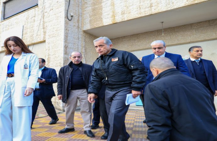 رئيس الوزراء يتفقد عدداً من المواقع في عين الباشا والبقعة وصافوط وأم الدنانير